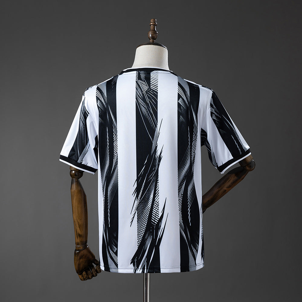 Newcastle United Domicile 2026/27 — Graphic Edition 🖤🤍